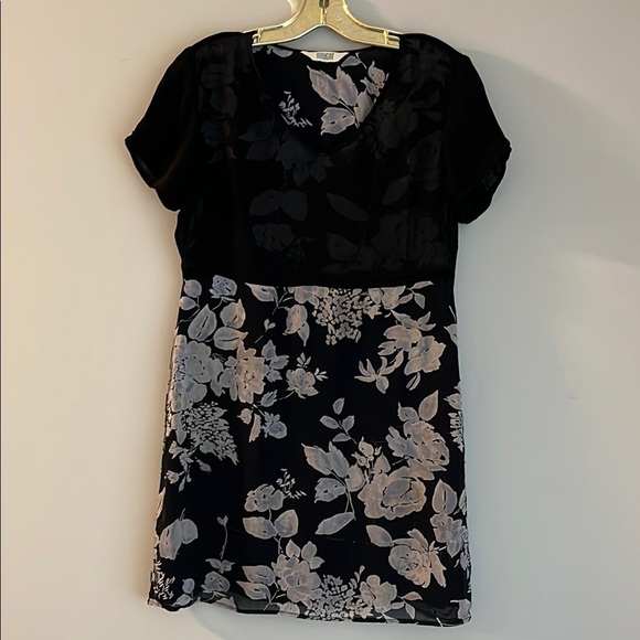 Vintage Nougat Black and blue Floral Dress
Size 2 - Picture 2 of 5